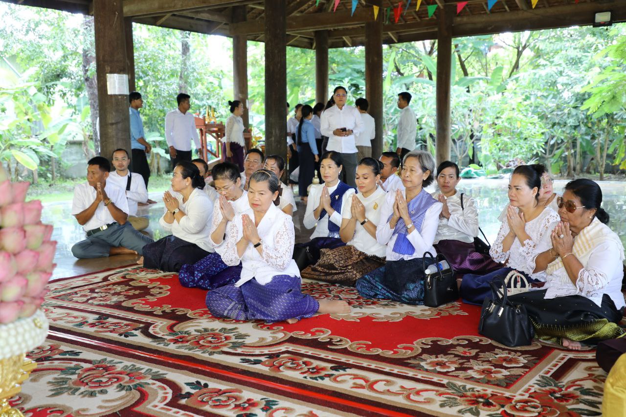 សម្តេច ម៉ែន សំអន អញ្ជើញថ្វាយគ្រឿងសក្ការៈដល់បារមីនាងក្រពុំឈូក និងអញ្ជើញចូលរួមវេនកាន់បិណ្ឌទី១២ នៅវត្តវិហារធំសសរ១០០