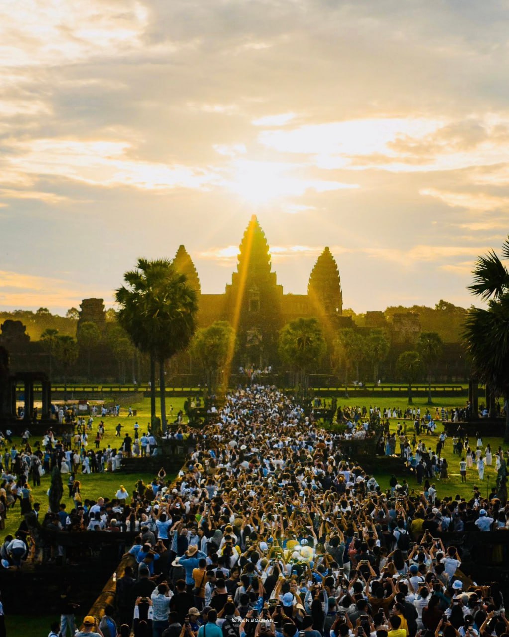 ភ្ញៀវទេសចរណ៍ច្រើនមកទស្សនាមុខអង្គវត្ត បើទោះជារំខានដោសារភ្លៀង ដែលមិនអាចមើលឃើញព្រះថ្ងៃរះចំកំពូលកណ្តាលប្រាសាទក៏ដោយ