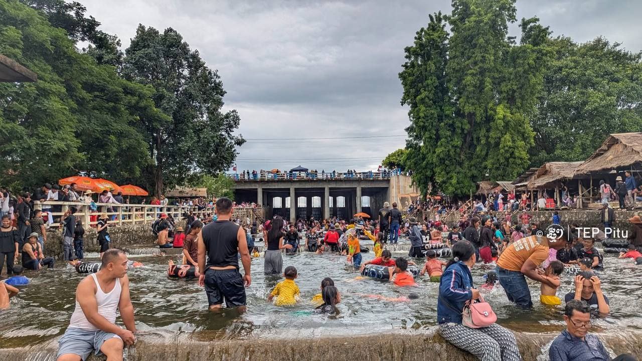 ចំនួនអ្នកមកលេងកំសាន្តនៅរមណីយដ្ឋានអាងទឹកត្រពាំងថ្ម កកកុញនាឱកាស​បុណ្យភ្ជុំបិណ្ឌ