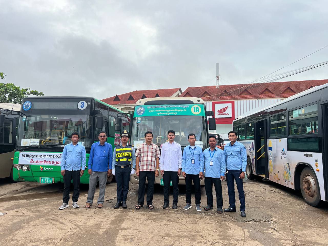 ក្រោយពិធីបុណ្យភ្ជុំបិណ្ឌបញ្ចប់ ប្រជាពលរដ្ឋខេត្តកំពង់ចាមយ៉ាងច្រើនកុះករ បាន​សម្រុកធ្វើដំណើរទៅភ្នំពេញវិញ តាមរយៈរថយន្តរបស់រាជរដ្ឋាភិបាលជិះ​ដោយ​ឥតគិតថ្លៃ