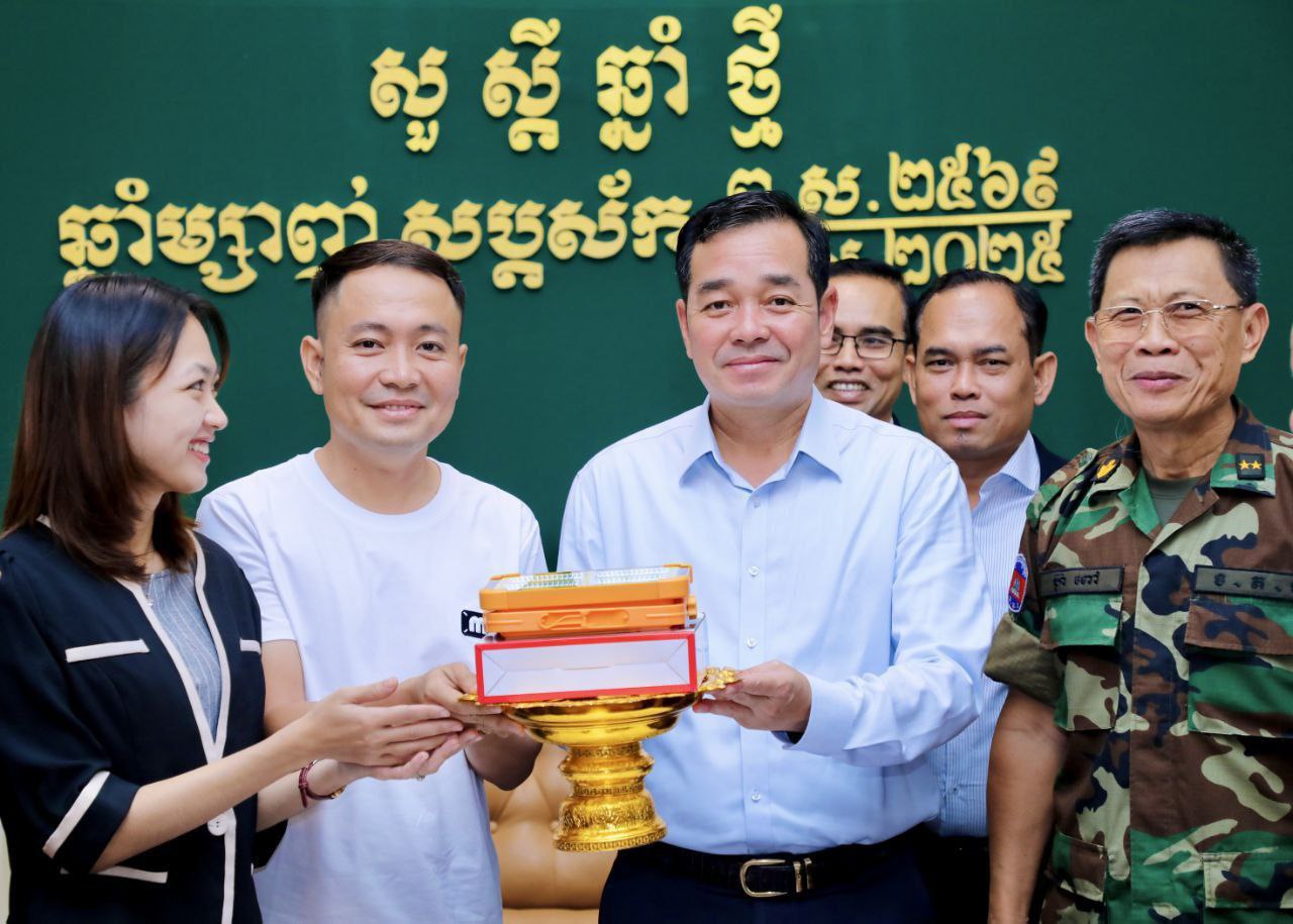 អភិបាលខេត្តកំពង់ចាម ប្រគល់ Power Bank 50 គ្រឿង ជូនតំបន់ប្រតិបត្តិការសឹករងកំពង់ចាម