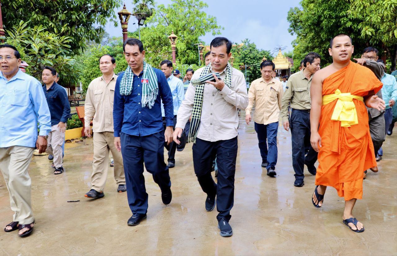 អភិបាលខេត្តកំពង់ចាមអញ្ជើញចុះពិនិត្យស្ថានភាពទឹកជំនន់ទន្លេមេគង្គដែលបន្តហក់ឡើងខ្ពស់ ជិតដល់កម្រិតត្រូវ ប្រុងប្រយ័ត្ន