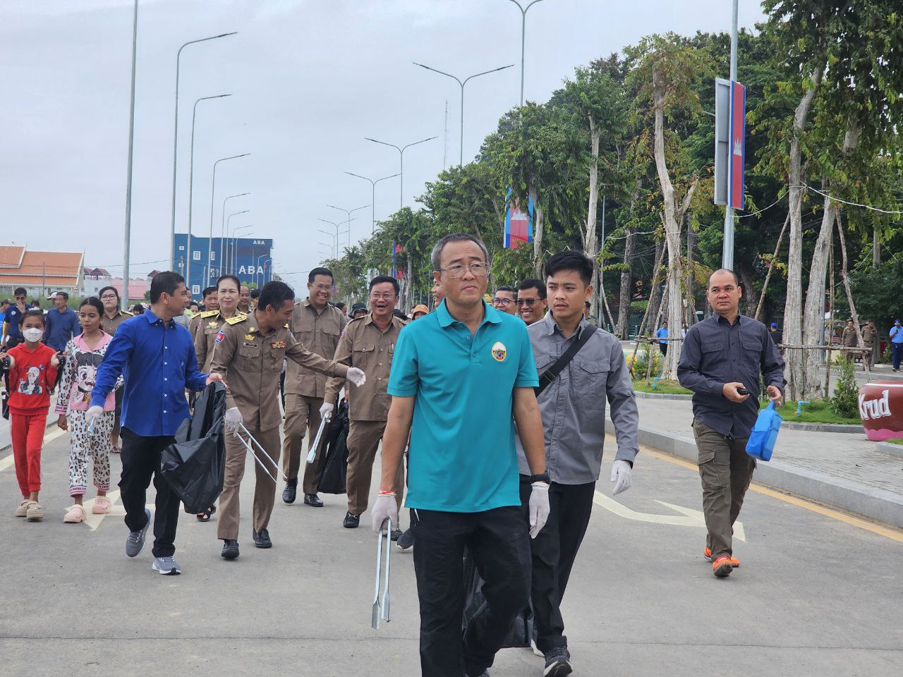 អភិបាលខេត្តព្រៃវែងអំពាវនាវដល់ពលរដ្ឋចូលរួមសម្អាតបរិស្ថាន