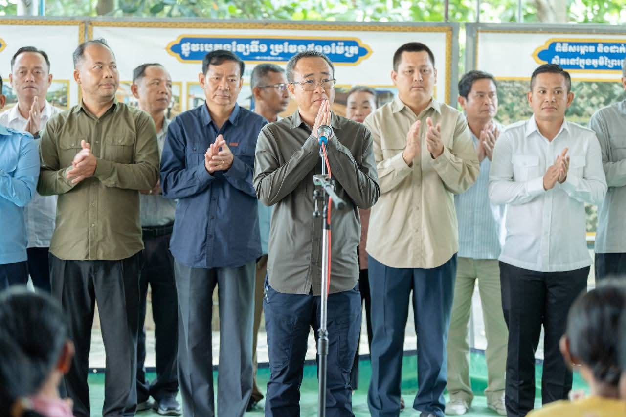 អភិបាលខេត្តព្រៃវែងនាំយកអំណោយផ្តល់ជូនពលរដ្ឋវិលត្រឡប់មកពីថៃនៅឃុំព្រៃព្នៅ