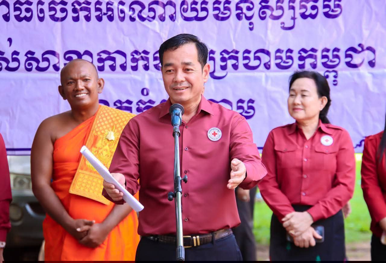 សាខាកាកបាទក្រហមកម្ពុជាខេត្តកំពង់ចាម នាំយកអំណោយទៅ​ជូនប្រជាពលរដ្ឋ​ដែលរងគ្រោះដោយសារទឹកជំនន់ និងបាក់ច្រាំងទន្លេ