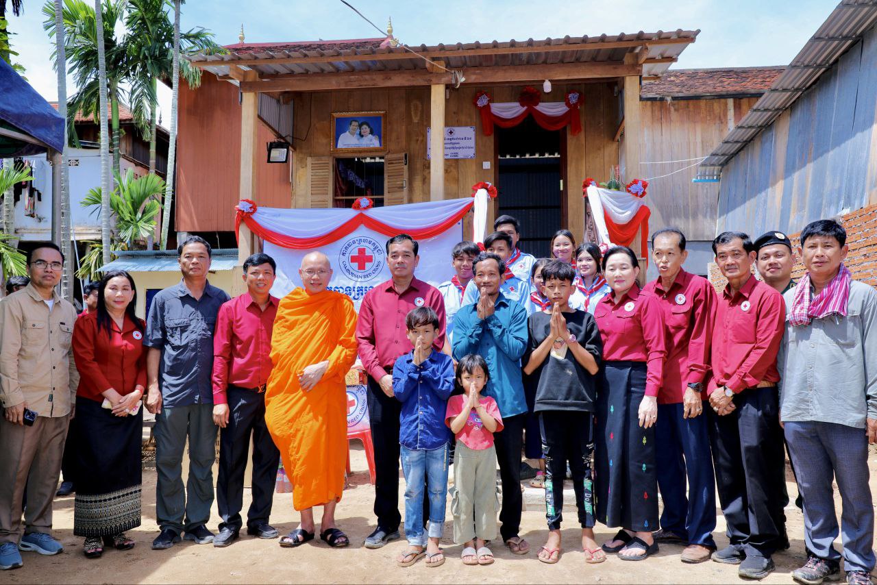 ​បុរស​ពោះម៉ាយក្រីក្រម្នាក់ចិញ្ចឹមកូននិងបងស្រីពិការបានទទួលផ្ទះមនុស្សធម៌របស់សម្តេចកិត្តិព្រឹទ្ធបណ្ឌិត ប៊ុន រ៉ានី ហ៊ុនសែន