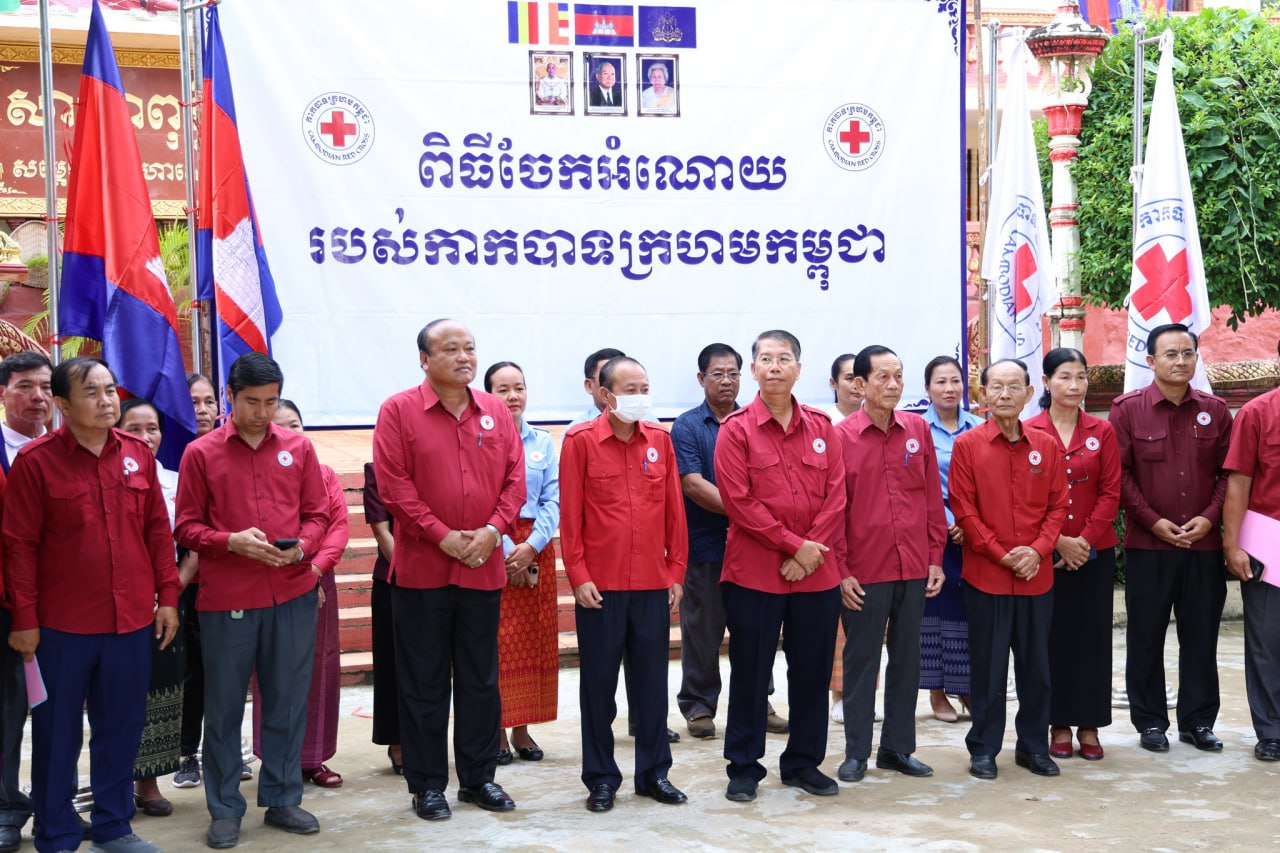 ប្រជាពលរដ្ឋរងគ្រោះដោយទឹកជំនន់ ១.០៦៣គ្រួសារ នៅក្រុងស្រុកទាំង៦ ខេត្តក្រចេះ បានទទួលអំណោយមនុស្សធម៌ពីកាកបាទក្រហមកម្ពុជា