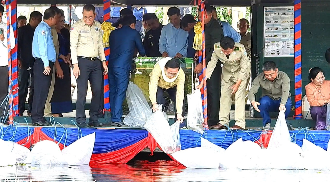 កូនត្រី-កូនបង្កងជាងប្រាំបួនម៉ឺនក្បាល ត្រូវបានលែងចូលទៅ​ក្នុង​អាងកំពីងពួយ