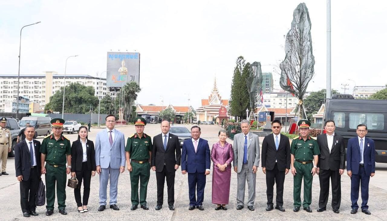 សម្តេច ម៉ែន សំអន អញ្ជើញដឹកនាំគណៈប្រតិភូរណសិរ្សសាមគ្គី អភិវឌ្ឍន៍មាតុភូមិកម្ពុជា ចូលរួមកិច្ចប្រជុំលើកទី៨ នៅសាធារណរដ្ឋសង្គមនិយមវៀតណាម