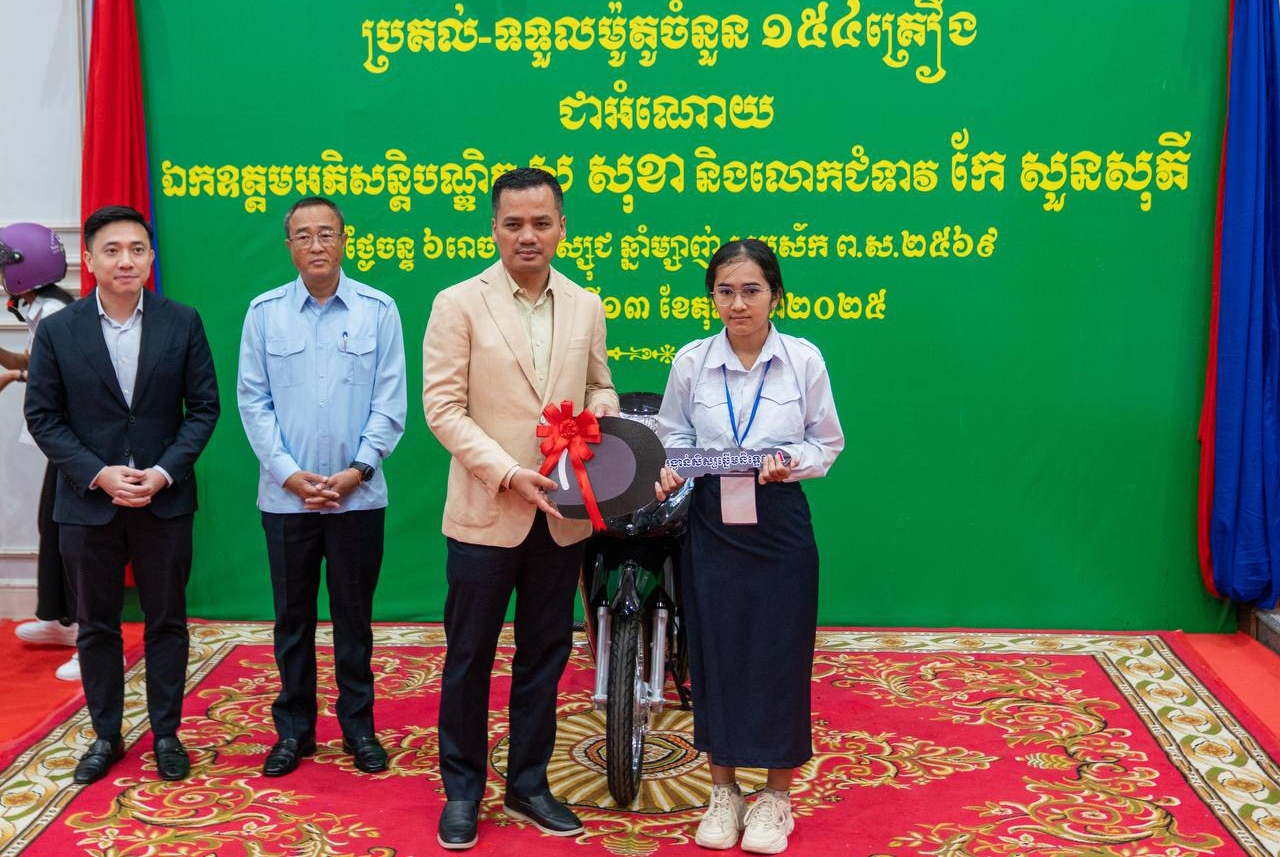 សិស្សប្រឡងបាក់ឌុបជាប់និទ្ទេស អេ ខេត្តព្រៃវែងបានទទួលរង្វាន់និងថវិកាពីអភិសន្តិបណ្ឌិត ស សុខា