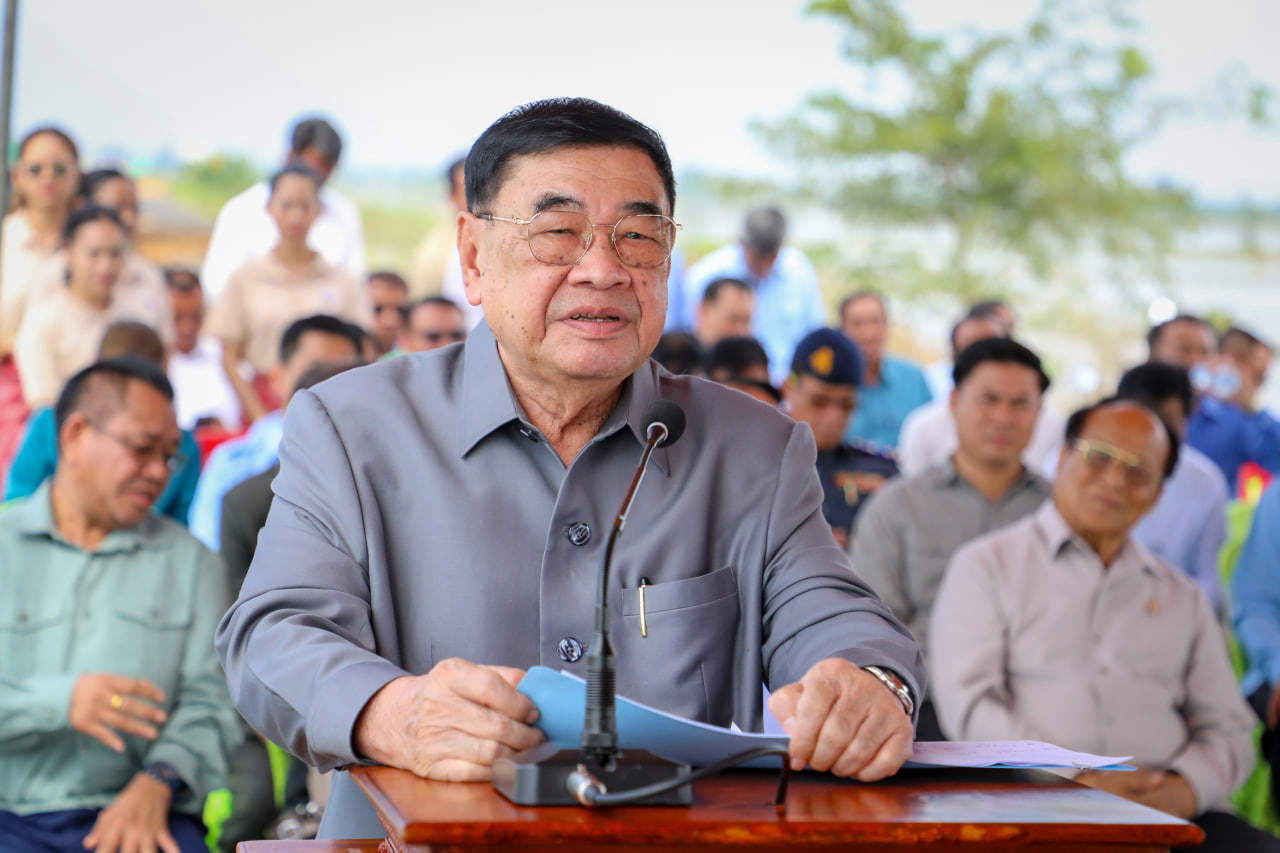 ឯកឧត្តមកិត្តិសេដ្ឋាបណ្ឌិត ជាម យៀប នាំយកអំណោយចែកដល់ប្រជាពលរដ្ឋរងគ្រោះដោយសារទឹកជំនន់ ១២០គ្រួសារ នៅស្រុកពារាំង ខេត្តព្រៃវែង