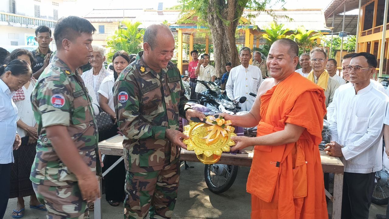 តំណាងកិត្តិសង្គហបណ្ឌិត ហ៊ីង ប៊ុនហៀង ទទួលអំណោយម៉ូតូពីព្រះសង្ឃខេត្តស្វាយរៀងចំនួន៩៤គ្រឿង ទុកជូនដល់វីរកងទ័ពជួរមុខ