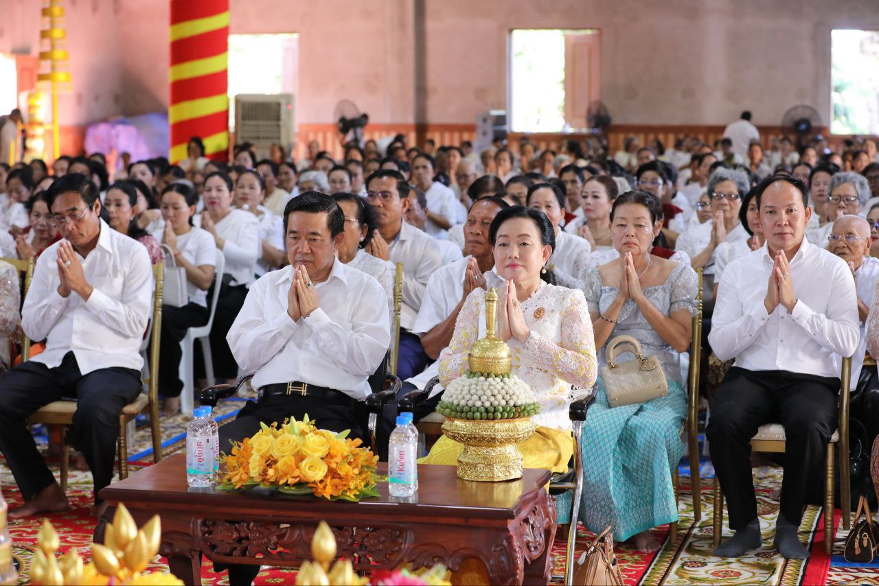 ឯកឧត្តម អ៊ុន ចាន់ដា និងលោកជំទាវ អញ្ជើញចូលរួមពិធីសូត្រមន្ត ក្រុងពាលី ក្នុងពិធីបុណ្យកឋិនទានសាមគ្គី វត្តបុទុមរតនដីដុះ