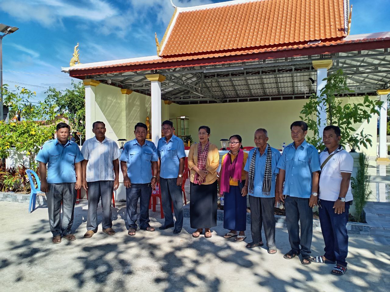 លោកជំទាវ ហ៊ុន ស៊ីណាត ឧបត្ថម្ភអំពូលសូឡាដល់សាលាបុណ្យភូមិត្រោក