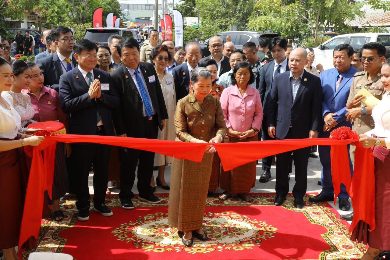 អគារមន្ទីរពេទ្យបង្អែកស្វាយជ្រំ ១ខ្នង ៣ជាន់ ១៥បន្ទប់នៅ ស្រុកស្វាយជ្រំ ខេត្តស្វាយរៀងអាចជួយសម្រួលពលរដ្ឋក្នុងស្រុកមិនបាច់ទៅព្យាបាលជំងឺនៅឆ្ងាយបាន