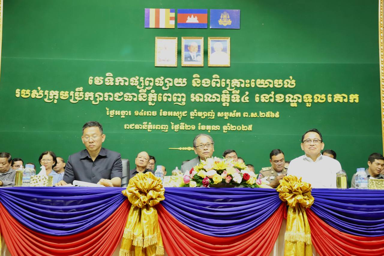 ប្រជាពលរដ្ឋនៅក្នុង ខណ្ឌទួលគោក សំណូមពរ អាជ្ញាធរ ដោះស្រាយបញ្ហាគម្របលូបាក់នៅផ្លូវ ១៣២ និងសុំបើកផ្លូវ៣២៤ នៅសង្កាត់បឹងសាឡាង