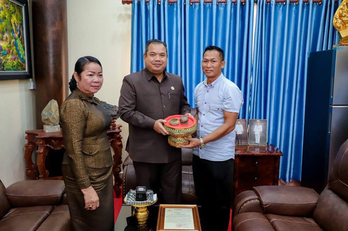 វត្ថុបុរាណដែមានអាយុកាលច្រើនសតវត្សន៍ ក្រោយពេលប្រជាពលរដ្ឋប្រទះឃើញ និងរក្សាទុកមិនជិត ៧ឆ្នាំ ត្រូវបាននាំយកមកប្រគល់ជូន អាជ្ញាធរខេត្តស្ទឹងត្រែង ទុកជាមរតកវប្បធម៌ជាតិ