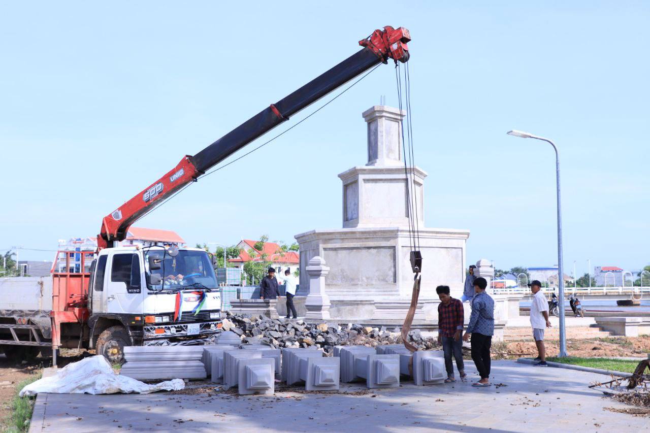 រដ្ឋបាលខេត្តពិនិត្យវឌ្ឍនភាព សួនតេជោសន្តិភាព ស្ថិតនៅសង្កាត់ព្រះពន្លា ក្រុងសិរីសោភ័ណ