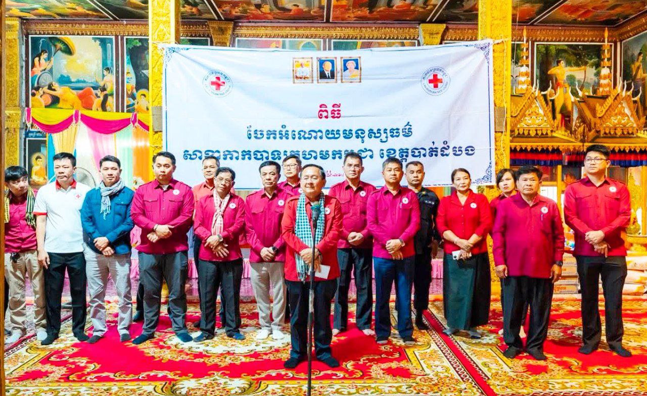 អំណោយកាកបាទក្រហមត្រូវបានផ្តល់ជូនពលរដ្ឋរស់នៅលើទឹកបឹងទន្លេសាប១៦៤ គ្រួសារនៃស្រុកឯកភ្នំ