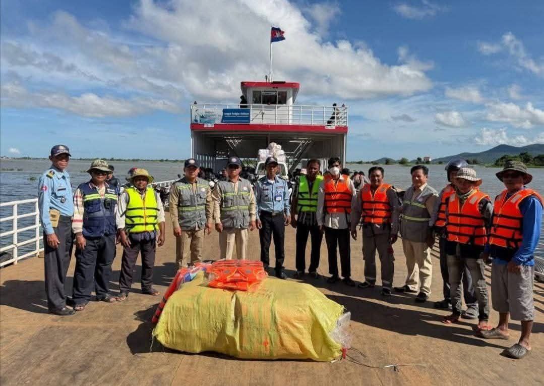 មន្ត្រីការិយាល័យចរាចរណ៍ផ្លូវទឹកខេត្តកំពង់ឆ្នាំង ចុះអប់រំណែនាំដល់ម្ចាស់ជលយានយន្តគ្រប់ប្រភេទ​អំពីការបើកបរ