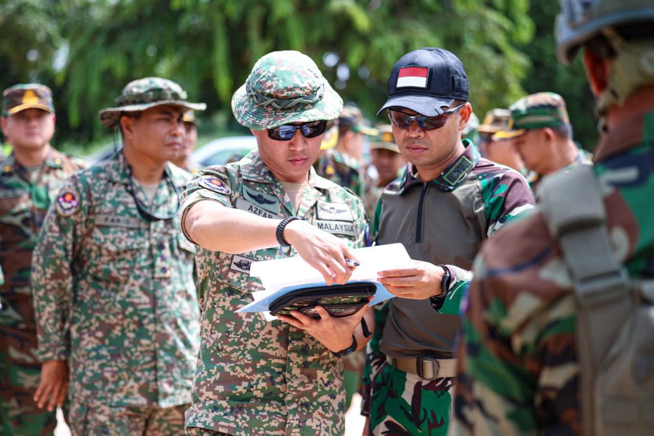 ក្រុមអ្នកសង្កេតការណ៍អាស៊ាន (AOT)ចុះត្រួតពិនិត្យសព្វាវុធ ដែលបានត្រឡប់មកកាន់បន្ទាយ ដែលស្ថិតក្នុងស្រុកបន្ទាយស្រី ខេត្តសៀមរាបវិញ បន្ទាប់ពីបានចាកចេញពីតំបន់ជម្លោះព្រំដែនកម្ពុជា-ថៃ