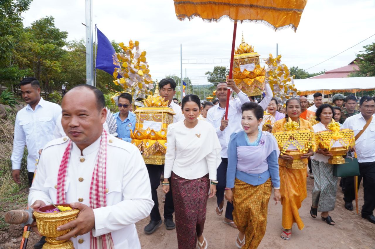 វត្តថ្មរមៀលនៅក្បែរជើងភ្នំដងរែក ទទួលបានអង្គកឋិនទានសាមគ្គីរបស់សម្ដេចក្រឡាហោម ស ខេង