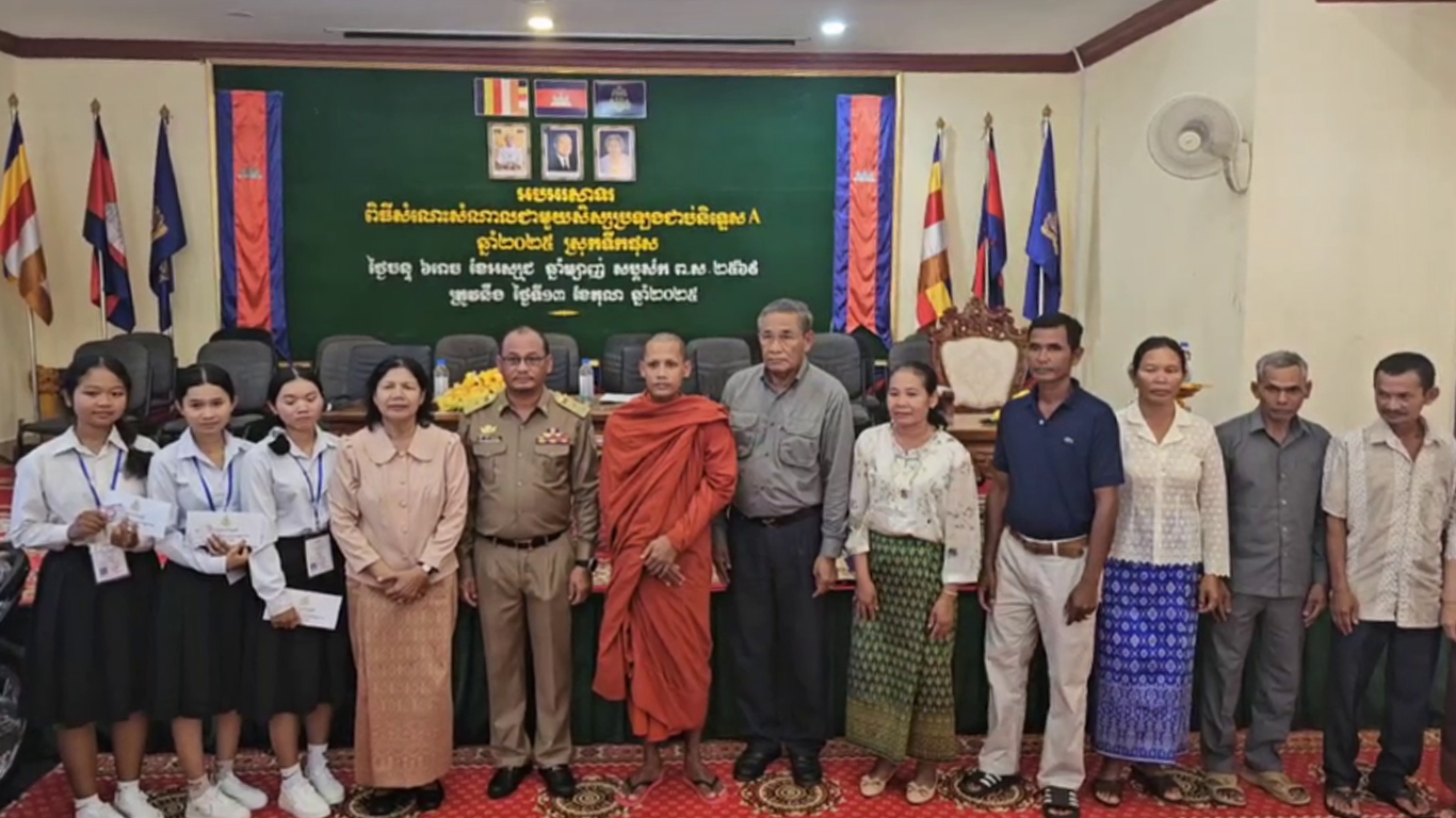 ព្រះធម្មវនរាសី ចន្ទ មុនី ផ្តល់ម៉ូតូ និងកុំព្យូទ័រដល់សិស្សនិទ្ទេសA នៅស្រុកទឹកផុស