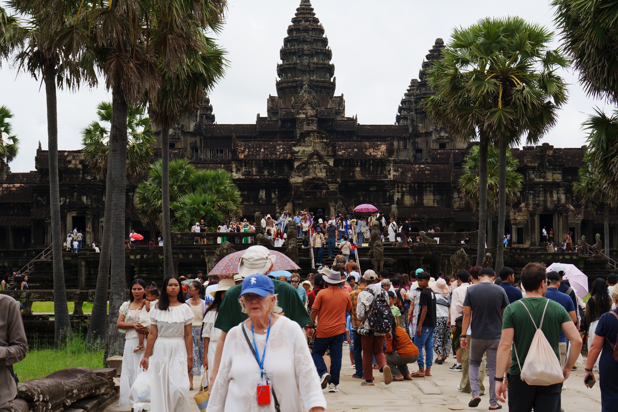 សម្តេចតេជោ ចាត់ទុកភាពរីករាយ នៃពលរដ្ឋខ្មែរ ក្នុងកម្មវិធីអុំទូកនៅសៀមរាប ជាការបង្ហាញអំពីការថែរក្សាប្រពៃណីវប្បធម៌ដ៏សម្បូរបែបរបស់ខ្មែរ ក្រោមម្លប់សន្តិភាព