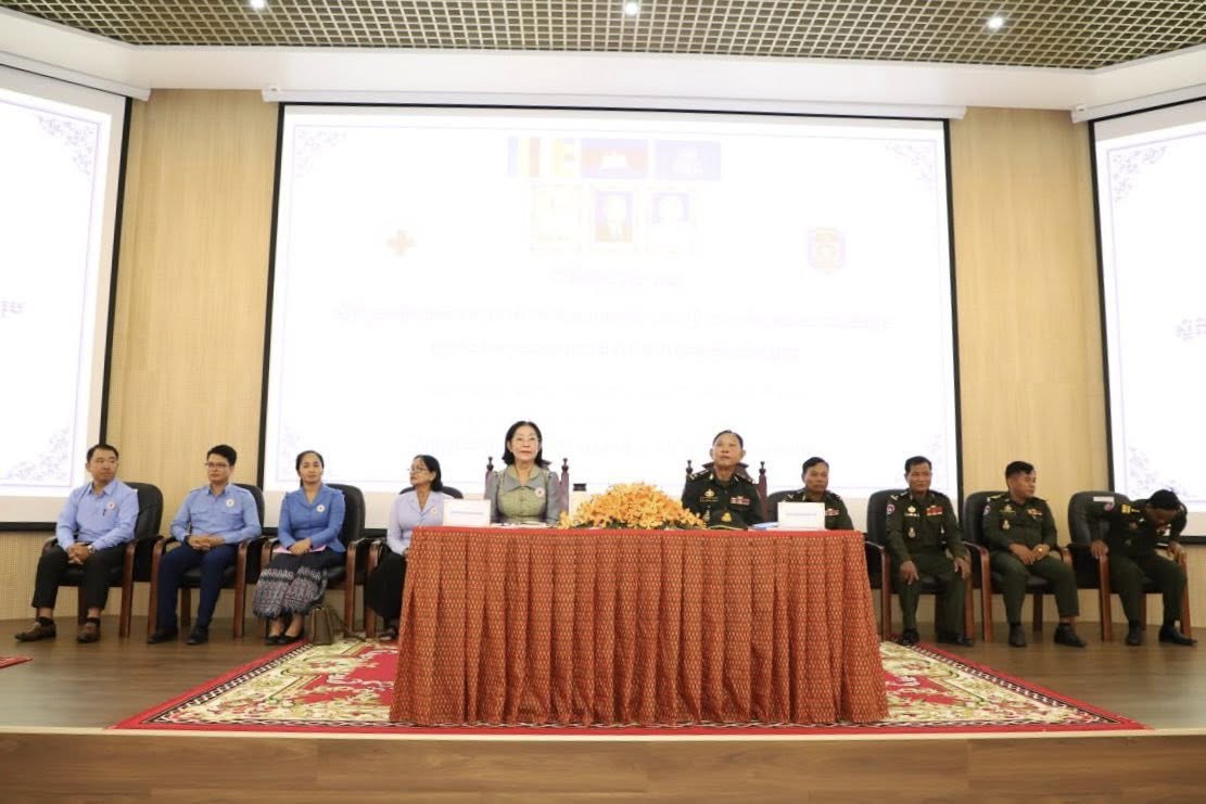 នាយទាហាន វិទ្យាស្ថាននាយទាហានចម្រុះ ទទួលបានចំណេះដឹងបន្ថែម ច្បាប់មនុស្សធម៌អន្តរជាតិ និងបេសកកម្មមនុស្សធម៌ ពីកាកបាទក្រហមកម្ពុជា