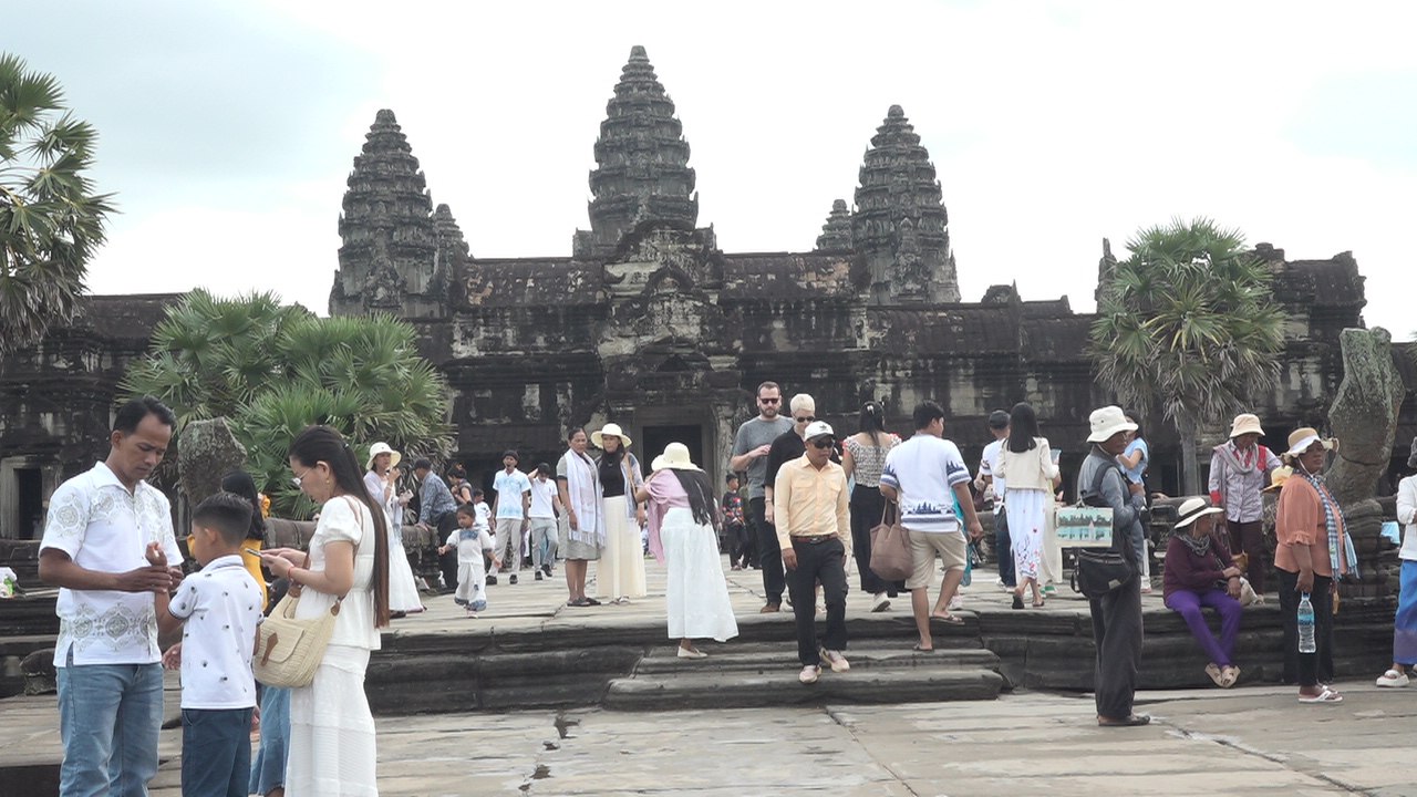 ផលនៃសន្តិភាព! ខេត្តសៀមរាប ស្វាគមន៍ភ្ញៀវ ៣៦៨,២៤៦ នាក់ ក្នុងឱកាសបុណ្យអុំទូក ជាមួយនឹងព្រឹត្តិការណ៍ច្នៃប្រឌិតថ្មី