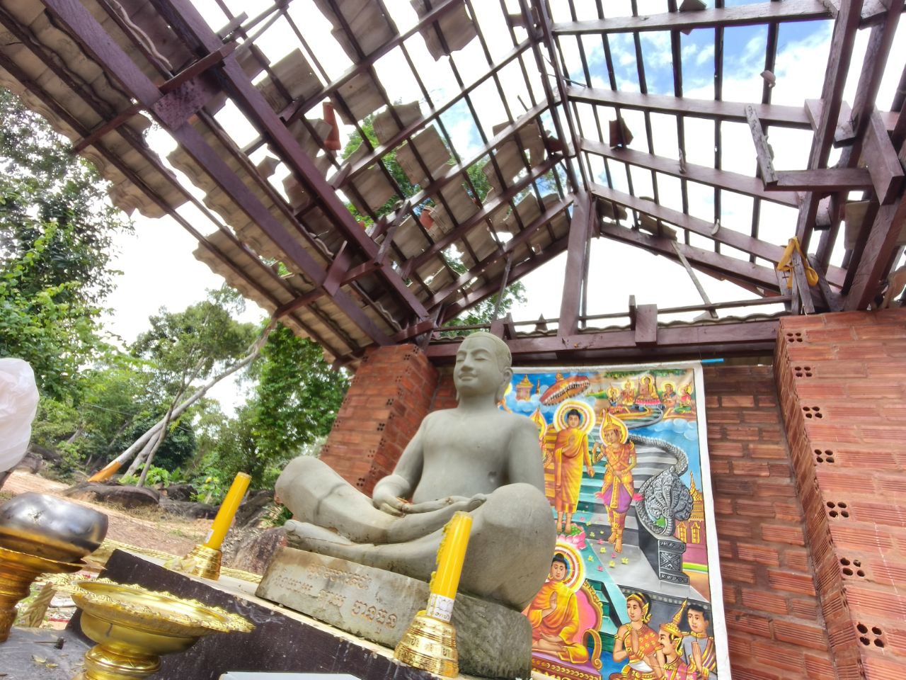 ព្រះសង្ឃ ពុទ្ធបរិស័ទ ប្រជាពលរដ្ឋ សោកស្ដាយ ការខូចខ្ទិចខ្ទាំសមទ្ធិផល វត្តប្រាសាទតាមាន់សែនជ័យ ដោយសារការទំលាក់គ្រាប់បែករបស់ កងទ័ពថៃ